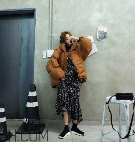 焦糖色羽絨服配什么顏色好看？焦糖色羽絨服搭配圖片