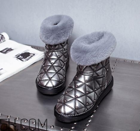 穿雪地靴要穿襪子嗎？雪地靴要光腳穿才保暖嗎？