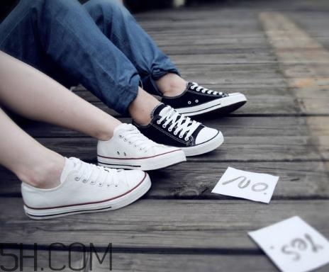帆布鞋長(zhǎng)霉了怎么處理？帆布鞋發(fā)霉了怎么洗掉？