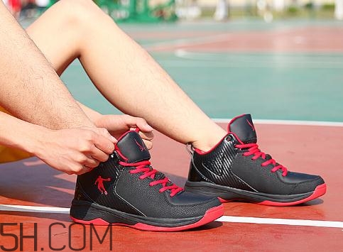籃球鞋高幫好還是低幫好？籃球鞋高幫和低幫的區(qū)別