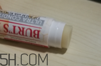 小蜜蜂細(xì)致修護(hù)唇膏很油嗎？夏天用合適嗎？