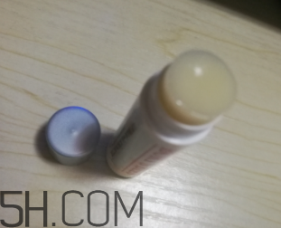 小蜜蜂細(xì)致修護(hù)唇膏很油嗎？夏天用合適嗎？