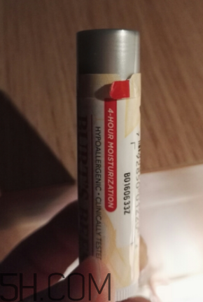 小蜜蜂細(xì)致修護(hù)唇膏很油嗎？夏天用合適嗎？