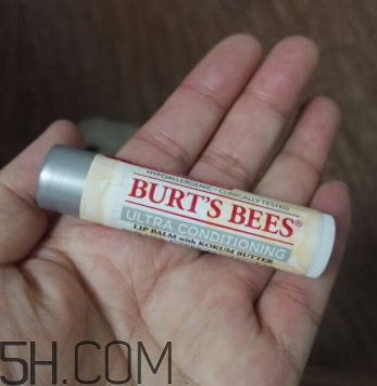 小蜜蜂細(xì)致修護(hù)唇膏很油嗎？夏天用合適嗎？