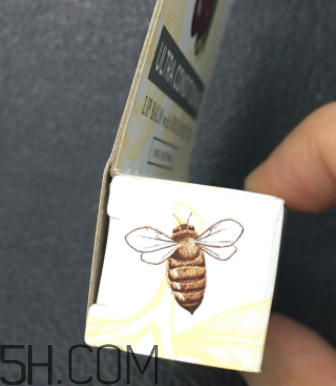 小蜜蜂細(xì)致修護(hù)唇膏很油嗎？夏天用合適嗎？
