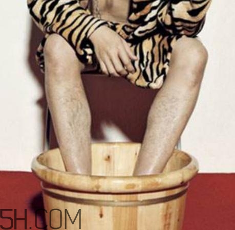 精索靜脈曲張可以穿牛仔褲嗎？精索靜脈曲張可以泡腳嗎？