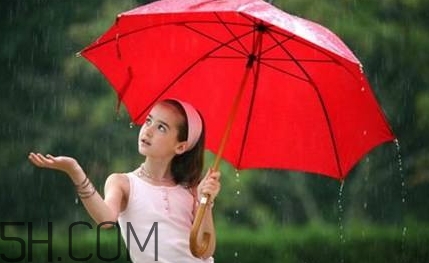 女生說記得帶傘什么意思？女生說雨傘什么意思？