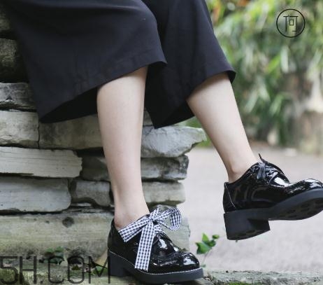 漆皮皮鞋起皮怎么處理？鞋子漆皮掉了怎么辦？