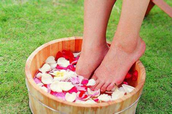 用什么泡腳比較好？艾葉泡腳還是紅花泡腳？