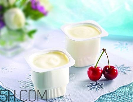 酸奶什么時(shí)候喝最好？睡前喝酸奶好還是牛奶好？