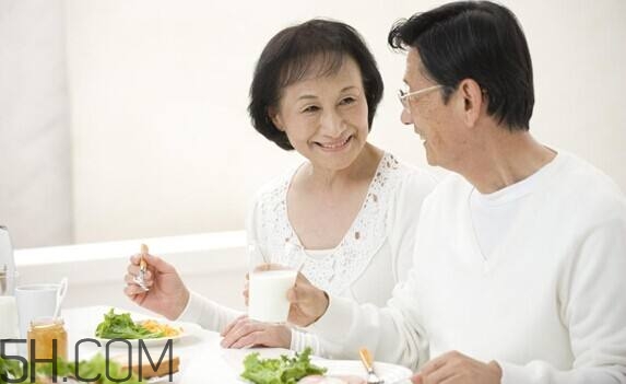 老年人晚餐吃什么好？老年人晚餐有什么注意事項(xiàng)？