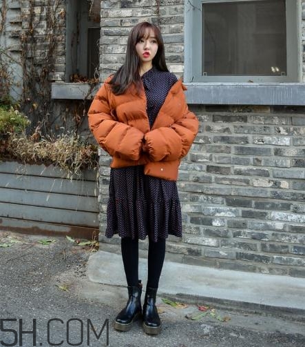 棉服配裙子好看嗎？棉衣配什么裙子好？
