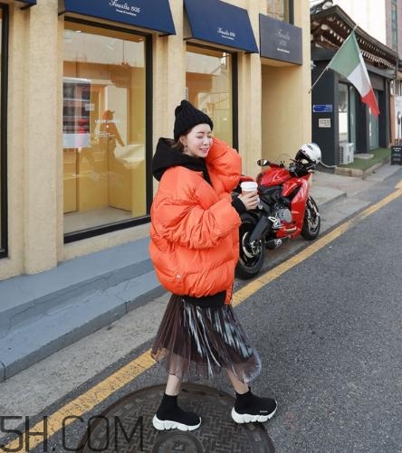 棉服配裙子好看嗎？棉衣配什么裙子好？