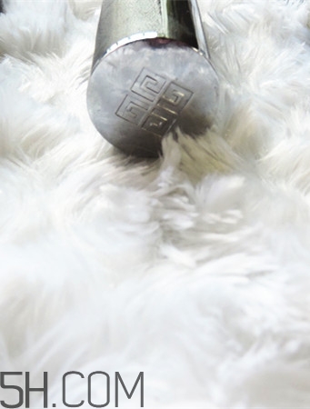 紀(jì)梵希小羊皮304是什么顏色？紀(jì)梵希小羊皮滋潤(rùn)嗎？