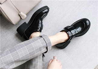 新皮鞋前面擠腳怎么辦？新鞋子磨腳后跟怎么辦？
