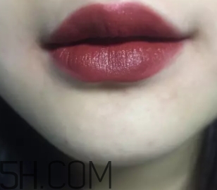 nars leslie張國(guó)榮色是什么顏色？nars leslie口紅試色