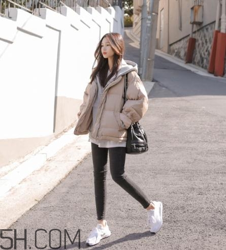 米色羽絨服怎么搭配？米色羽絨服搭配圖片