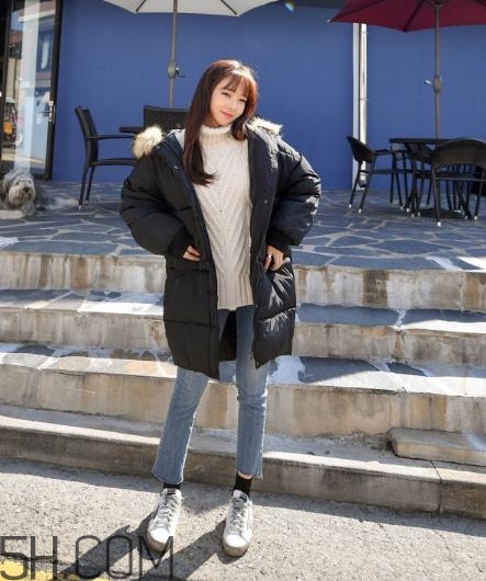 黑色羽絨服配什么顏色毛衣？黑色羽絨服搭配毛衣圖片