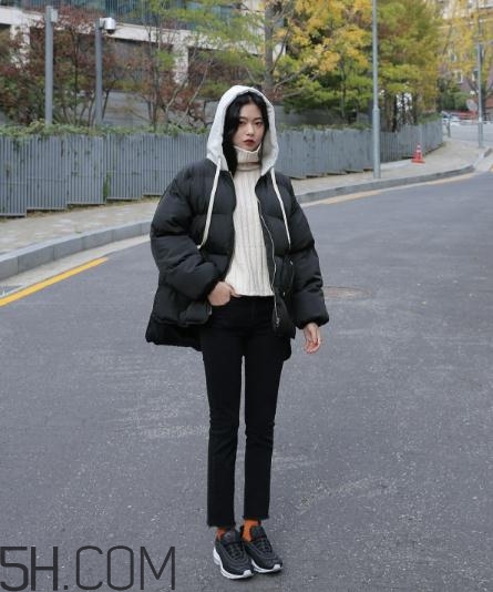 黑色羽絨服配什么顏色毛衣？黑色羽絨服搭配毛衣圖片