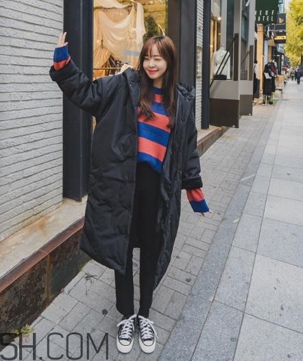 黑色羽絨服配什么顏色毛衣？黑色羽絨服搭配毛衣圖片