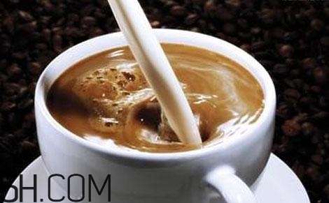牛奶和咖啡可以混在一起喝嗎？怎么混合牛奶和咖啡？
