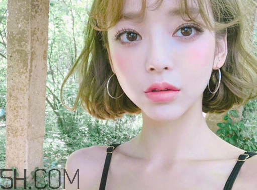 什么顏色的口紅最自然？如何根據(jù)皮膚顏色選擇適合自己的口紅