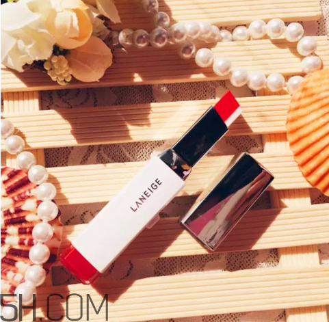 涂口紅前用bb打底可以嗎？最近比較火的口紅品牌有哪些？