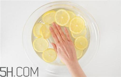 用檸檬水洗臉可以嗎？檸檬水洗臉的功效是什么呢？