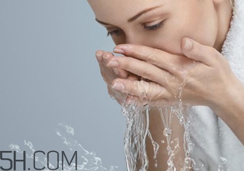 用檸檬水洗臉可以嗎？檸檬水洗臉的功效是什么呢？