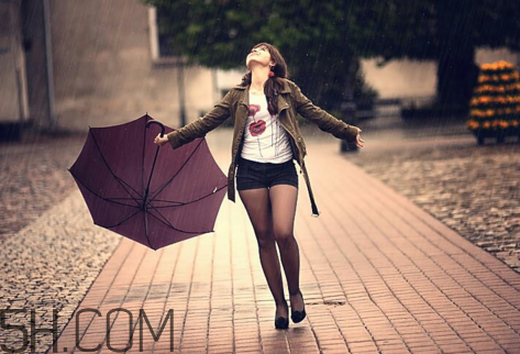 淋雨后要洗澡嗎？淋雨后不洗澡會(huì)怎么樣？