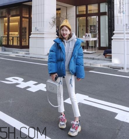 藍(lán)色棉襖配什么褲子？藍(lán)色棉服搭配褲子圖片