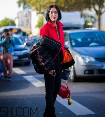 黑色飛行夾克怎么搭配？黑色飛行員夾克搭配女