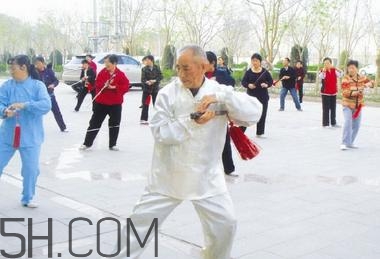 冬季應(yīng)該怎么晨練？冬季晨練的注意事項(xiàng)有哪些？