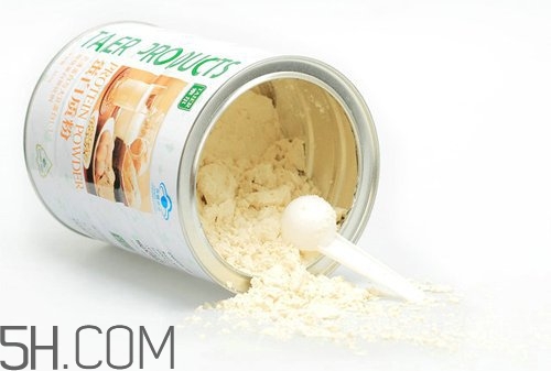 蛋白粉用開(kāi)水沖泡好還是涼水沖泡好？用開(kāi)水沖泡蛋白粉會(huì)不會(huì)影響營(yíng)養(yǎng)價(jià)值？