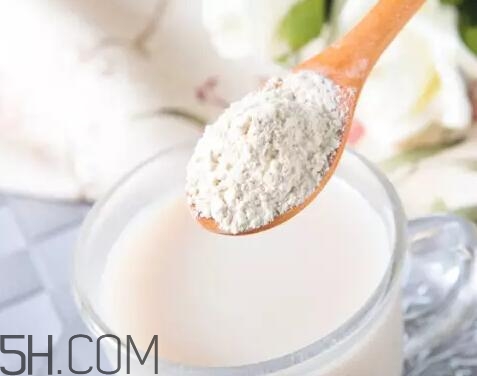 蛋白粉用開(kāi)水沖泡好還是涼水沖泡好？用開(kāi)水沖泡蛋白粉會(huì)不會(huì)影響營(yíng)養(yǎng)價(jià)值？
