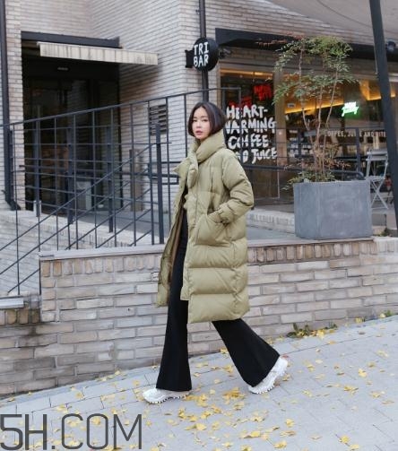 喇叭褲搭配羽絨服好看嗎？喇叭褲搭配羽絨服圖片