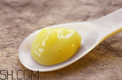 蜂王漿的營養(yǎng)成分有哪些？怎么辨別真假蜂王漿？