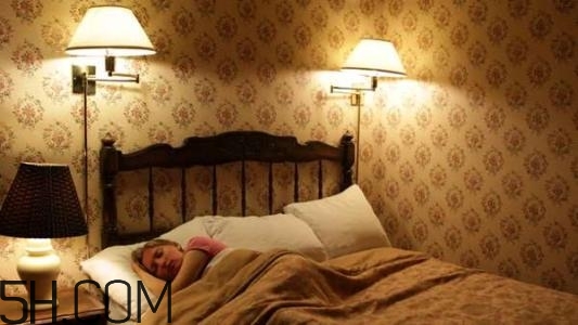 睡覺不關(guān)燈的危害有哪些？如何正確的睡個美容覺？