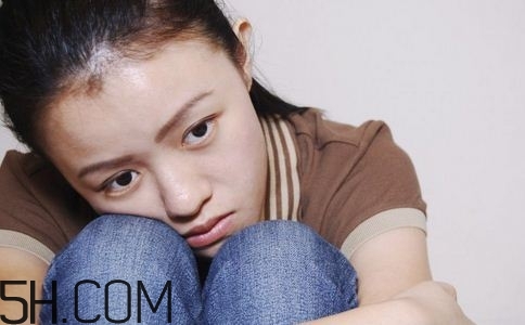 焦慮癥的表現(xiàn)是怎樣的？焦慮癥對(duì)身體有什么危害？