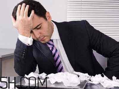 焦慮癥的表現(xiàn)是怎樣的？焦慮癥對(duì)身體有什么危害？