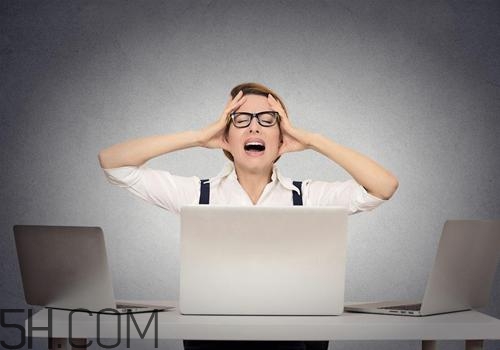 焦慮癥患者為什么一到晚上就焦慮得厲害？焦慮癥嚴重了會怎么樣？