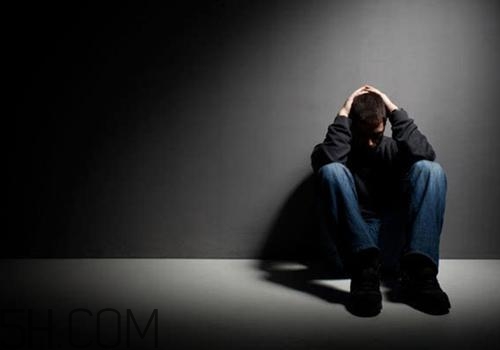 焦慮癥患者為什么一到晚上就焦慮得厲害？焦慮癥嚴重了會怎么樣？
