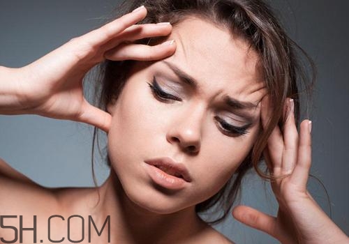 月經(jīng)前頭疼是怎么回事？月經(jīng)前有頭疼的癥狀嗎？