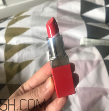 倩碧小方唇膏卡唇紋嗎？06號適合黃皮嗎？