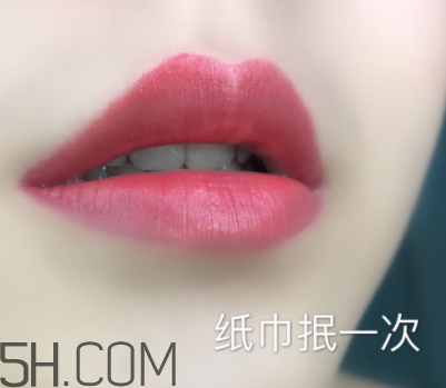 倩碧小方唇膏持久度如何？沾杯嗎？