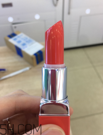 倩碧小方唇膏持久度如何？沾杯嗎？