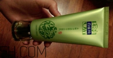 百雀羚泡沫潔面乳洗后緊繃嗎？適合干皮嗎？