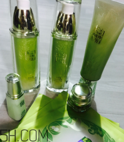 百雀羚水能量套盒適合油皮嗎？適合秋冬用嗎？