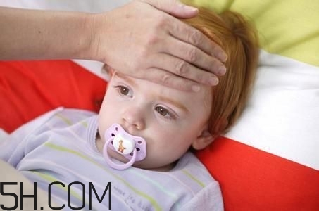 小兒肺炎的癥狀表現(xiàn)有哪些？小兒肺炎應(yīng)該怎么治療？