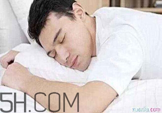 男人趴著睡對身體的危害有哪些？男人趴著睡有哪些危害？